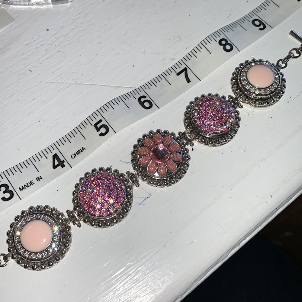 Silvertone 5 station toggle bracelet with 5 snaps.NWOT